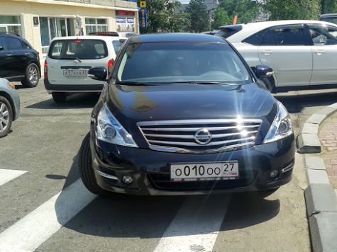 Машина припарковалась прямо на пешеходном переходе, на встречной полосе. Фото Дениса Бутенко.