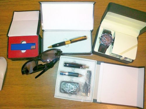 Ручки, пуговицы, электрические розетки, настольные и наручные электронно-механические часы, а также другие изделия, закамуфлированные под различные бытовые предметы и имеющие функции скрытой видео и аудио записи