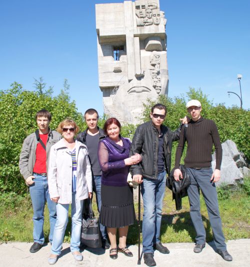 Артисты у монумента «Маска Скорби»