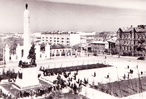 Памятник героям Гражданской войны. Хабаровск. Комсомольская площадь, 1958 г. Фото Н.Шкулина.