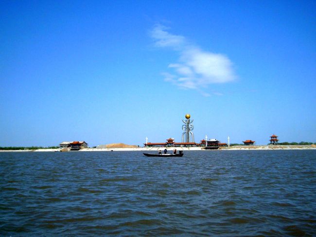 Развлекательный комплекс «Площадь Солнца» (华夏东极) на мысе коренного китайского берега.