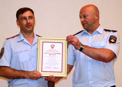 За раскрытие межрегиональной группы телефонных мошенников подполковник полиции Михаил Сердюков (слева) получил благодарственное письмо от Министра РФ по развитию Дальнего Востока Виктора Ишаева. Вручил его начальник ГУ МВД России по ДФО генерал-майор полиции Евгений Кужель.