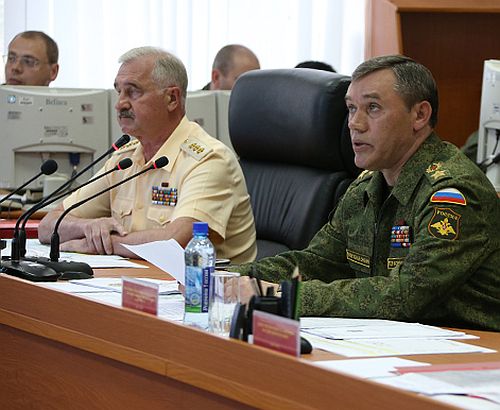 Командующий войсками ВВО, адмирал Константин Сиденко (слева) и начальник Генерального штаба Вооруженных Сил РФ, генерал армии Валерий Герасимов