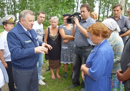 Вр.и.о. губернатора пообщался с жителями, рассказал о мерах, предпринимаемых по защите населенных пунктов от затопления. Фото Александра Голоднева