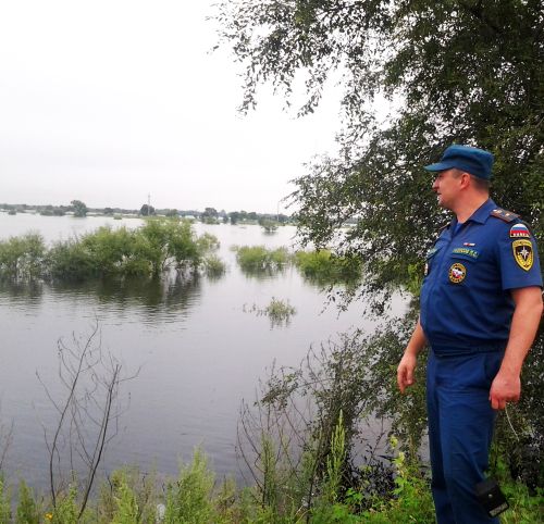 Соседнюю с Хабаровском, Еврейскую автономную область тоже топит. Ленинский р-н. Сотрудник МЧС П. Ходосов