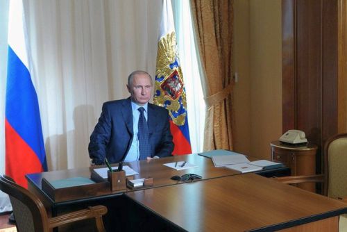 На селекторном совещании по ситуации в регионах, пострадавших от наводнения. Фото пресс-службы Президента России.