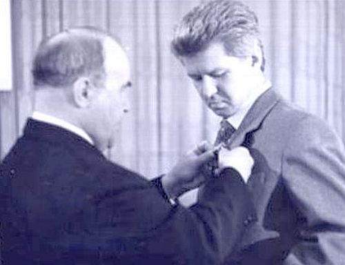 Первый секретарь Хабаровского крайкома КПСС Алексей Чёрный (слева) вручает  правительственные награды по итогам 10-й пятилетки. Секретарю парткома Комсомольского-на-Амуре авиационного завода Евгению Хорошилову (на фото) вручен орден «Знак Почета». 22 апреля 1981 г.