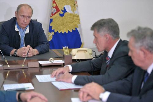 Совещание с руководством региона и представителями МЧС о мерах по преодолению последствий паводка. С губернатором Амурской области Олегом Кожемяко и полномочным представителем Президента в Дальневосточном федеральном округе Виктором Ишаевым. Фото пресс-службы Президента России.