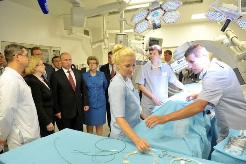 Во время посещения медицинского центра Дальневосточного федерального университета. Фото пресс-службы Президента России.