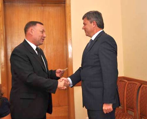 Председатель Избирательной комиссии Хабаровского края Геннадий Накушнов (слева) вручил Виктору Чудову удостоверение об избрании депутатом Законодательной думы Хабаровского края.