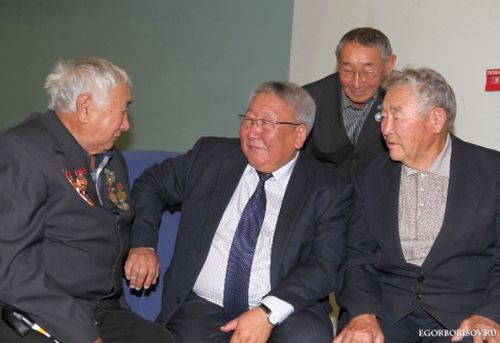 Егор Борисов в окружении народа