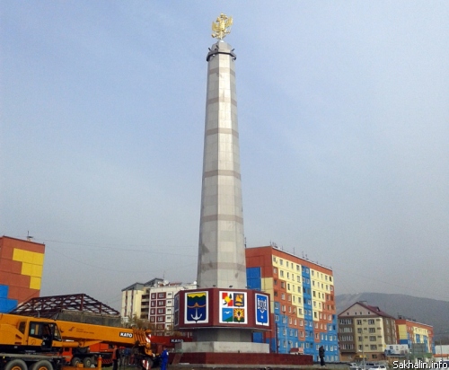 Высота стелы от фундамента до вершины - 31 м, размах крыльев орла - 3,5 м. Фото: Sakh.com