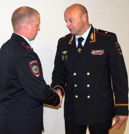 Евгений Кужель (справа) лучшим из лучших вручил почетные грамоты и благодарности