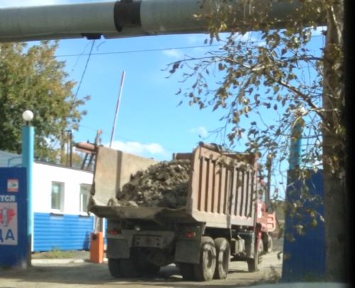 Судя по видеоматериалам, солидная доля скального грунта, срочно добытого для укрепления насыпей, доставлялась не на передовую, а уходила с Северного шоссе налево - в прямом смысле слова
