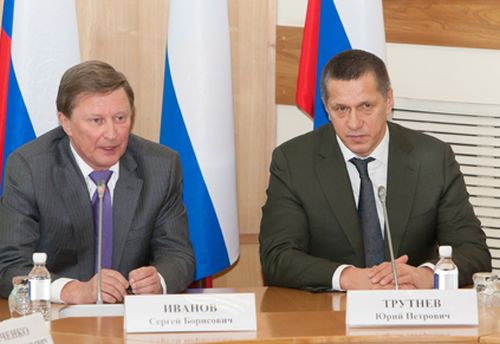 Руководитель администрации Президента РФ Сергей Иванов (слева) официально представил заместителя председателя Правительства РФ - полномочного представителя Президента РФ в Дальневосточном федеральном округе Юрия Трутнева.