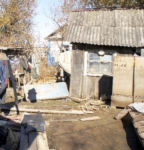 «Живем»… Это слово как-то не вяжется с почти разрушенным водой домом