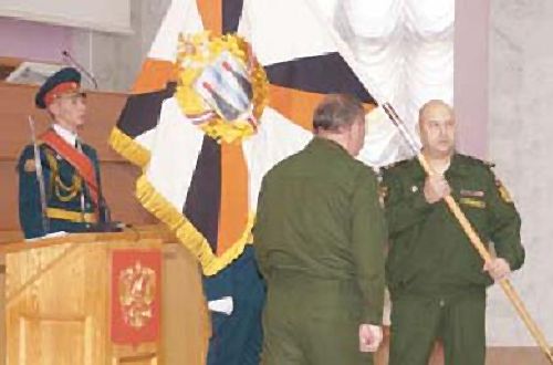 Передача личного штандарта новому командующему войсками Восточного военного округа генерал-лейтенанту Сергею Суровикину. Фото Николая Седова.