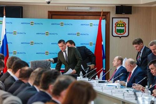 Перед заседанием правительственной комиссии по ЧС полпред успел облететь территории. Фото: Сергей Лазовский