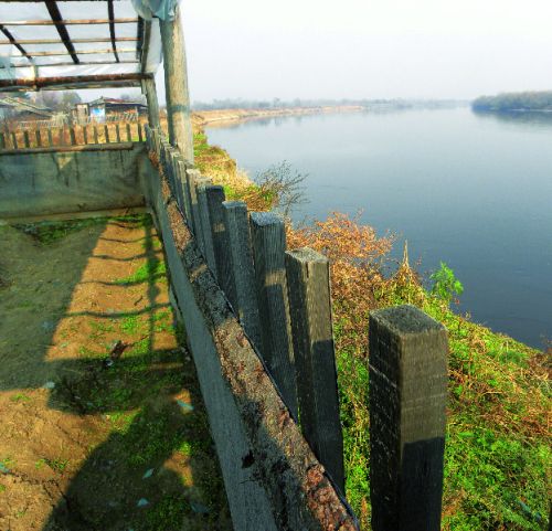 Берег Биры размывается и осыпается