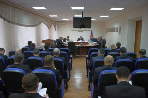 Идет совещание.