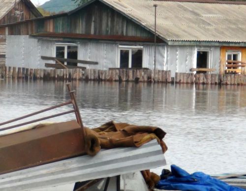 Вода в поселке Малая Хапсоль в сентябре доходила до окон.
