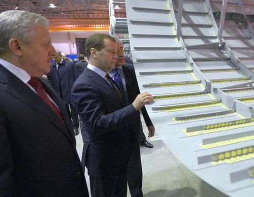 Посещение премьер-министром РФ Дмитрием Медведевым авиационного завода им. Ю.А.Гагарина, 24 октября 2013 г. Сопровождал его бывший главный инженер завода, а ныне губернатор Хабаровского края Вячеслав Шпорт.