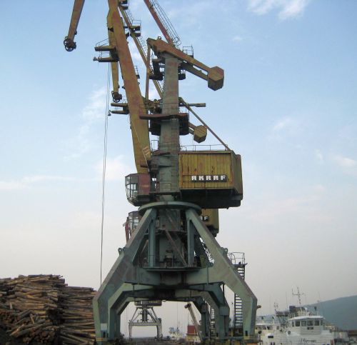 Это неделимое имущество: Подкрановые пути без портальных кранов не нужны, так же как сами портовые сооружения бессмысленны без причальной стенки