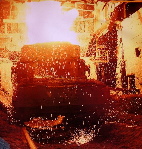 Выпуск металла. Фото Сергея Балбашова.