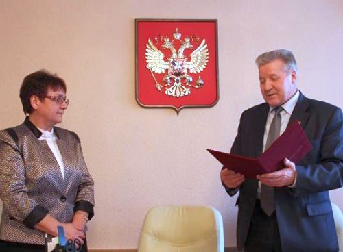 Нынешнего председателя Арбитражного суда Хабаровского края Зою Софрину поздравил бывший председатель суда Николай Серов.