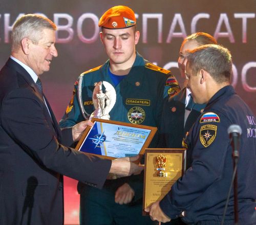 Вручение диплома и кубка в Москве отряду ДВРПСО
