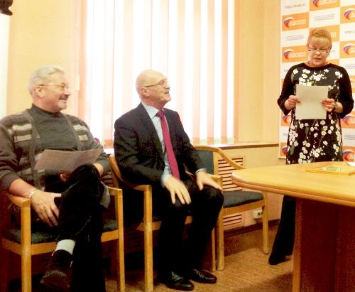 Предприниматели Александр Тишутин, Станислав Глухов и отчет держит директор ОАО «Центр инновационных технологий Хабаровска» (ЦИТ) Юлия Лескова.