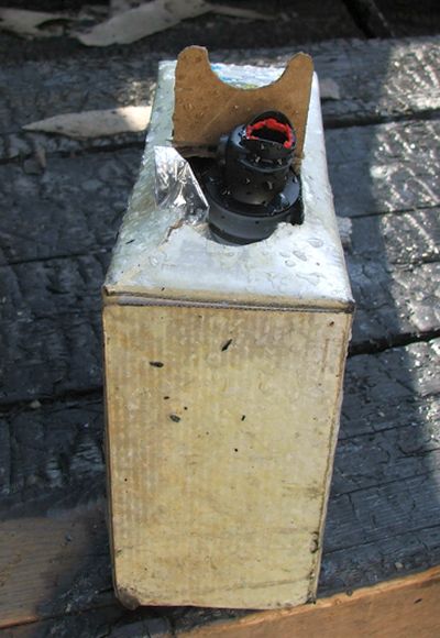Самодельное взрывоопасное устройство, состоящее из большого пакета из-под сока и вставленной в него пивной бутылки с зажигательной смесью