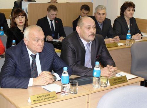 Вице-губернатор - первый заместитель председателя правительства области Николай Карпенко и первый заместитель председателя правительства Борис Журавлев.