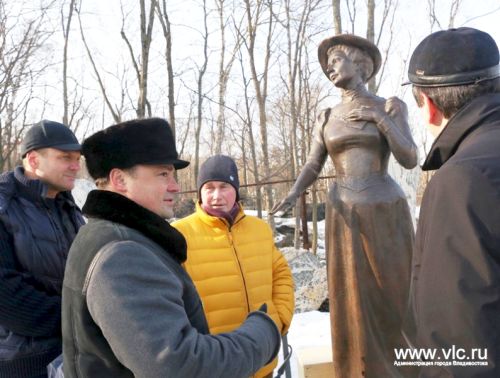 Игорь Пушкарев осмотрел скульптуру Элеоноры Прей