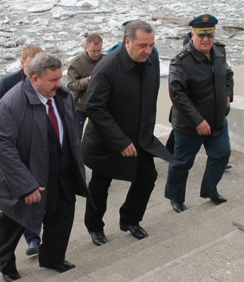 Владимир Пучков (в центре) оценил ледовую обстановку на Амуре у Хабаровска прямо на месте событий.