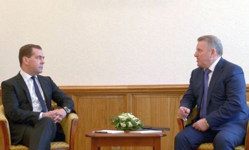 Дмитрий Медведев беседует с губернатором Хабаровского края Вячеславом Шпортом