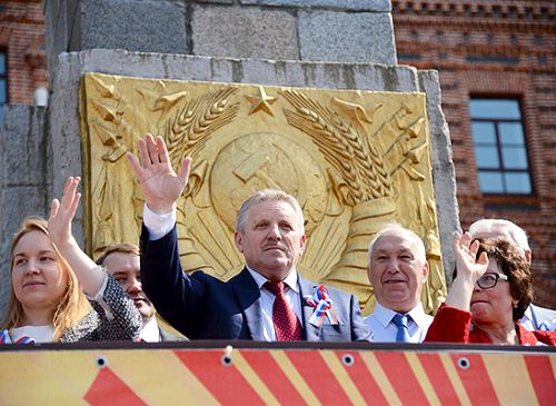 Вячеслав Шпорт (в центре) приветствует участников шествия Первомая в Хабаровске. Фото Валерия Спидлена.