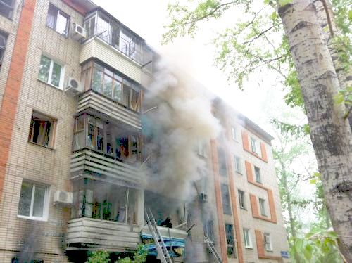 С места события - на ул. Даниловского, 14-а в Хабаровске