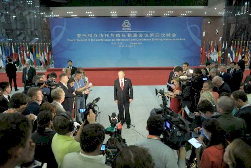 По итогам официального визита в Китай Владимир Путин ответил на вопросы журналистов. Фото пресс-службы Президента России
