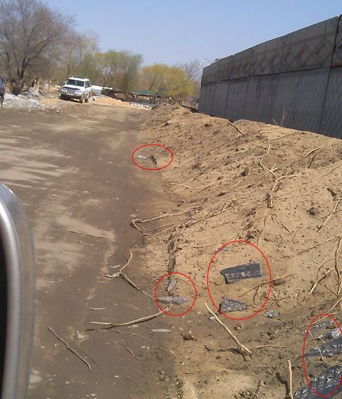 Мемориальные плиты разбросали по дороге