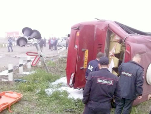 Автобус смяло поездом