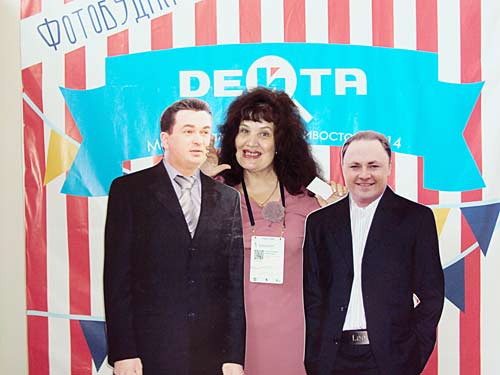 В перерыве вот так по-свойски можно было прикоснуться к губернатору и одновременно обнять мэра г. Владивостока Игоря Пушкарева.