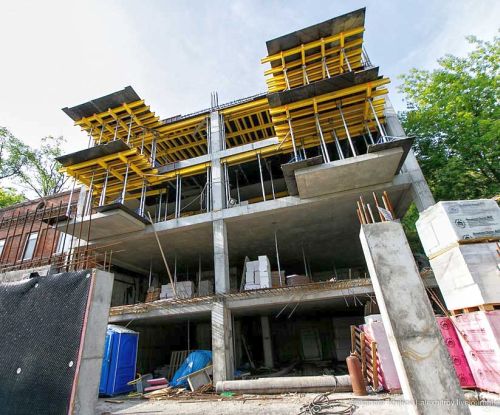 Стройка приостановлена