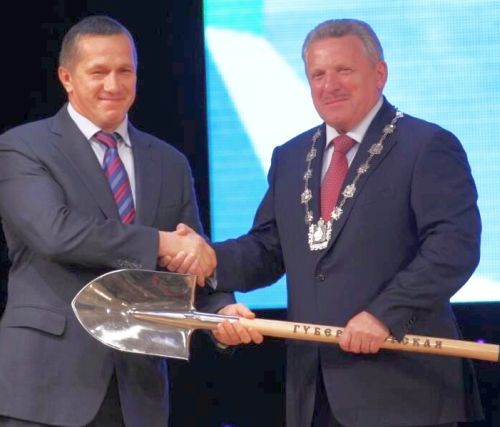 На инаугурации, полпред в ДФО Юрий Трутнев подарил губернатору Хабаровского края Вячеславу Шпорту (справа) лопату, и сказал: «Работайте!»