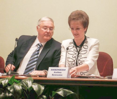 А.В. Конжеровская на пресс-конференции в 2012 году. Прикид как у конферансье. Рядом с ней сидел зам. по безопасности Иван Андреевич Лобода. Вид у него был как у хитрого кота стерегущего жирную сметану. Он себя чувствовал очень важным и значимым человеком. Но не потому что получает наверняка минимум «лимона» полтора, а потому что он рулит распределением мест на базе отдыха ЦБ «Светлячок». И к нему многие идут на поклон с челобитной, мол, дайте нам местечко на денек. Кстати кирпичи для строительства забора на этой базе привезли из Италии. В путинской России многое кому позволено.