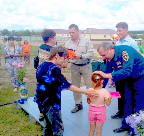 На новоселье полпред Юрий Трутнев, глава МЧС Владимир Пучков и губернатор Приамурья Олег Кожемяко (на заднем плане, в центре)