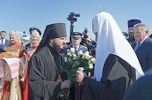 На аэродроме Дземги на территории КнААЗа патриарха Кирилла встречал епископ Амурский и Чегдомынский Николай