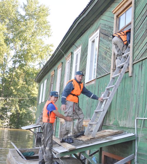 4 сентября 2013 г. эвакуация жителей из п. Уссурийский. Фото ГУ МЧС России по Хабаровскому краю