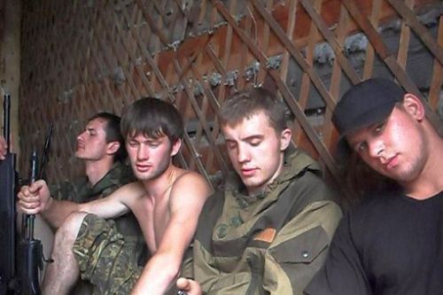 Старший брат Александра Сладких (на фото справа) попросил политического убежища в Голландии. Фотография: vk.com