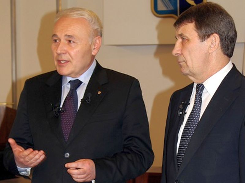Исполняющий обязанности губернатора Магаданской области Владимир Печеный (слева) и экс-губернатор региона Николай Дудов